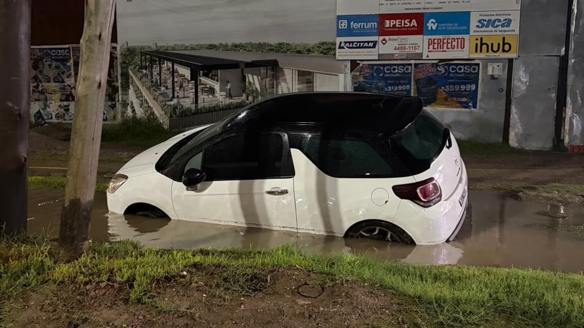 Un auto cayó a una zanja en Mariano Castex
