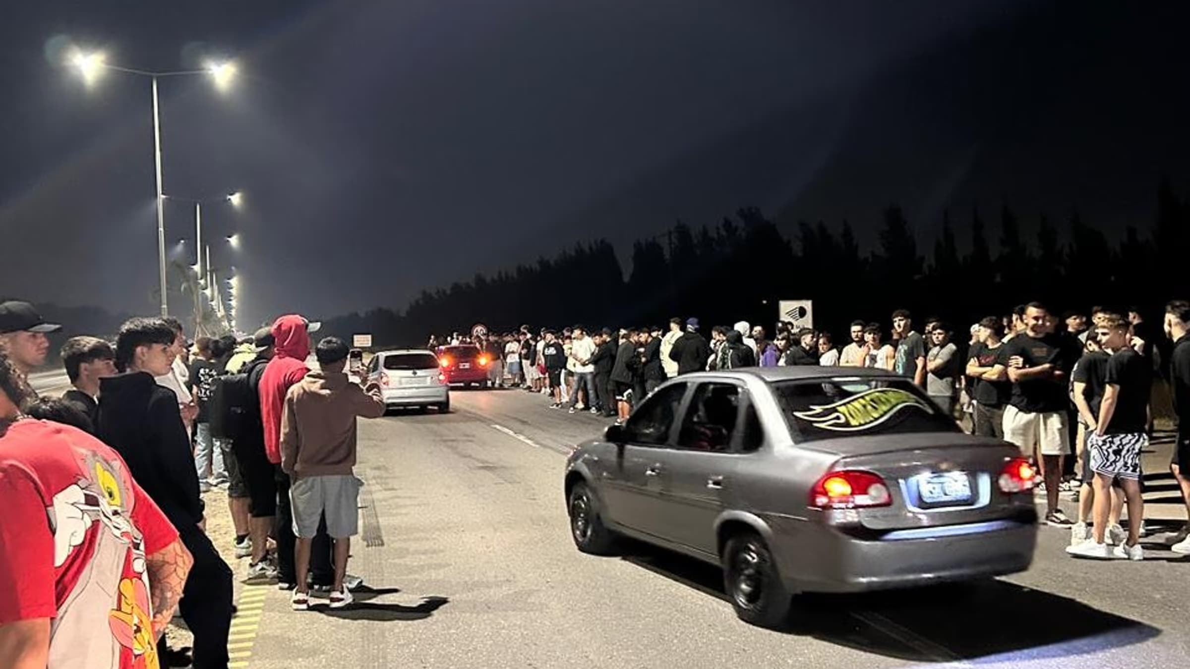 Volvieron las picadas clandestinas a la Shell de Canning