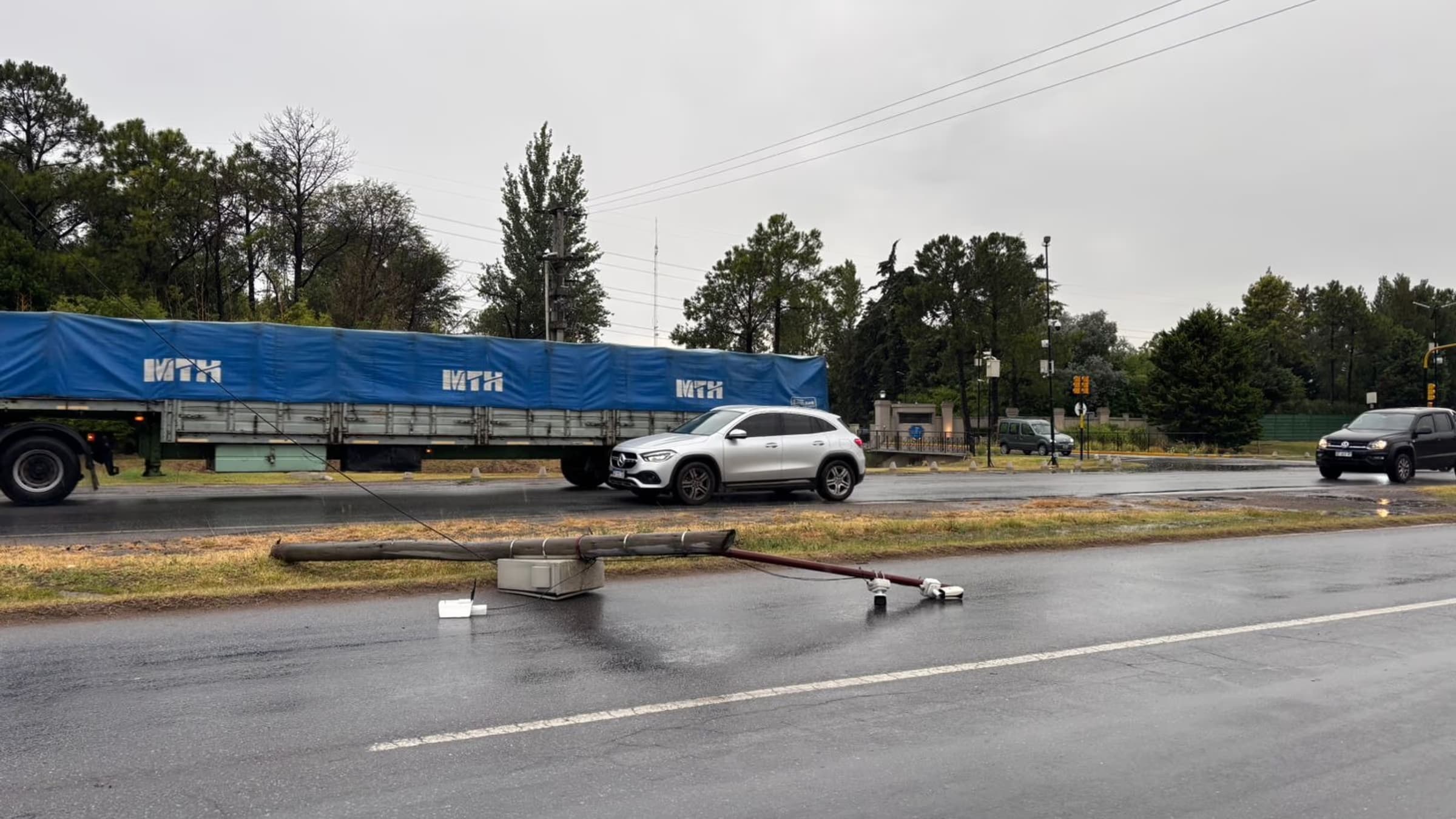 Ezeiza: Fuerte tormenta provocó la caída de un poste sobre la Ruta 58