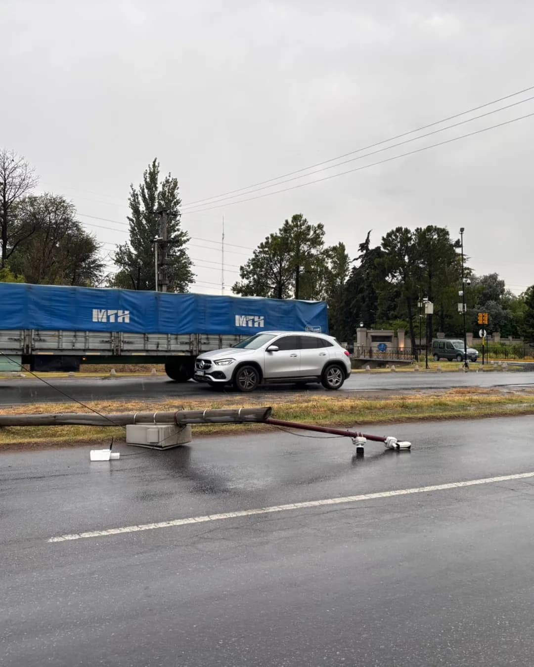 Ezeiza: Fuerte tormenta provocó la caída de un poste sobre la Ruta 58