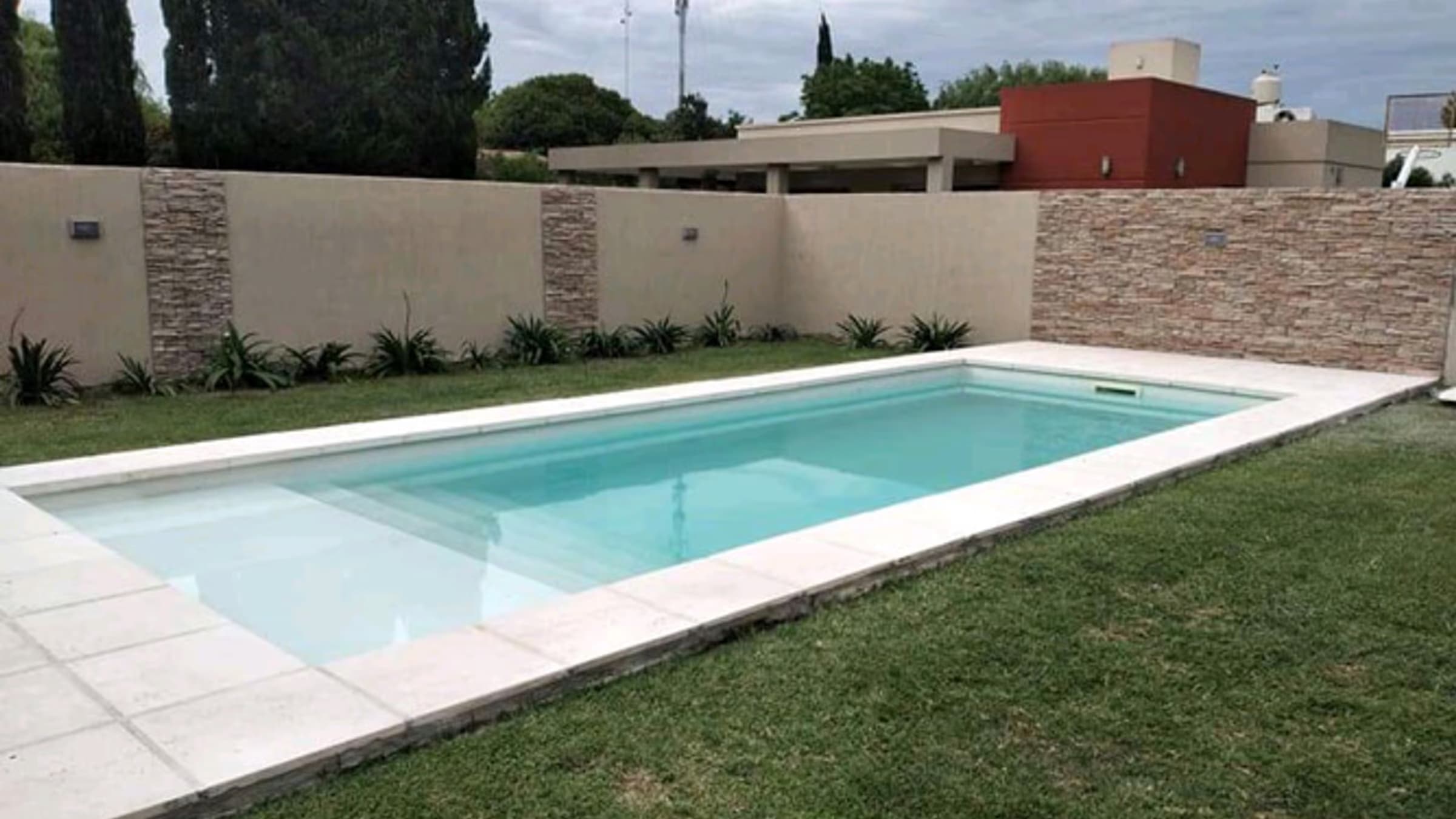 Piscinas y heladerías en Canning, dos termómetros del verano en plena temporada