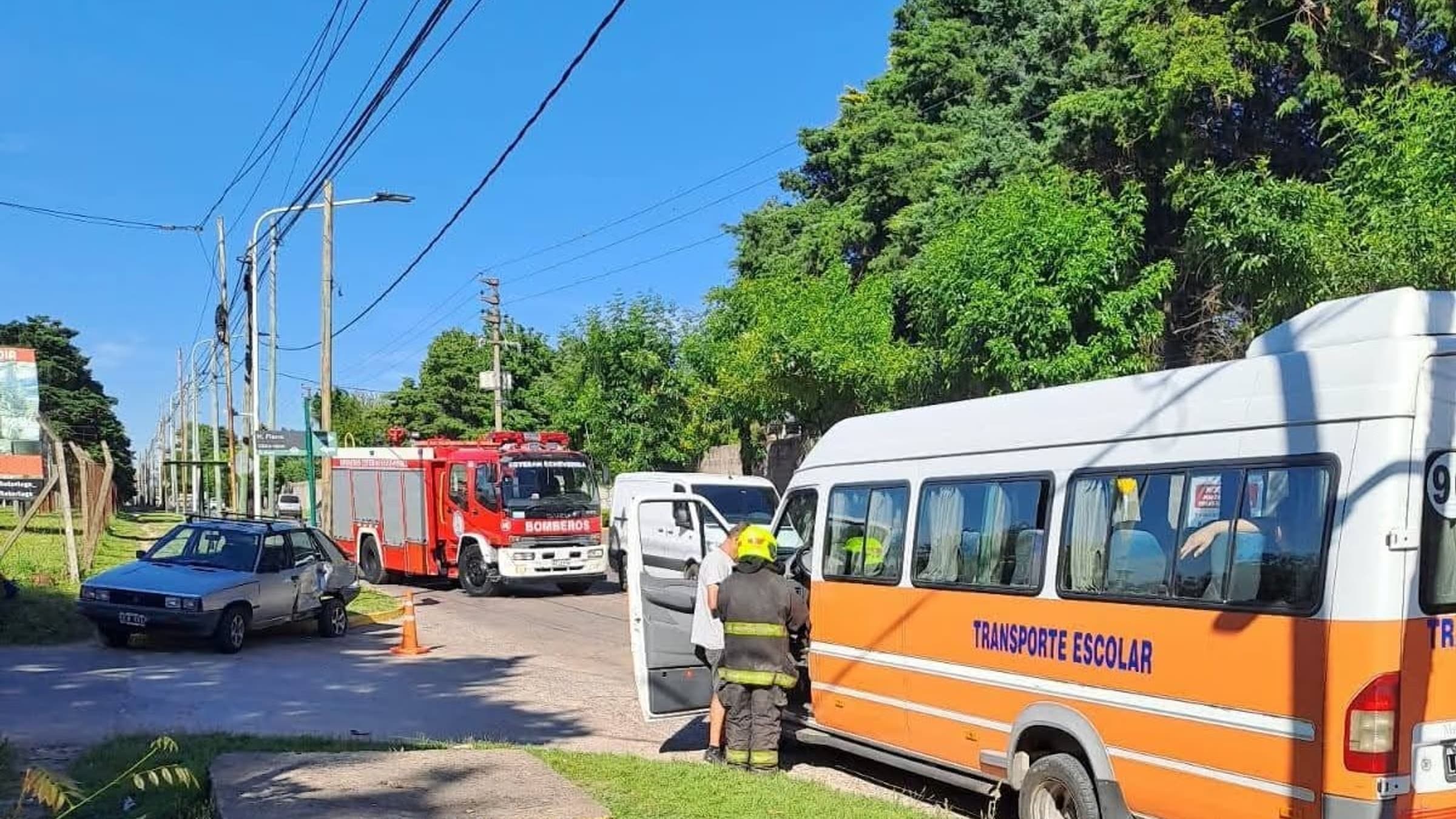 Canning: impacto entre un auto y un transporte escolar dejó un herido