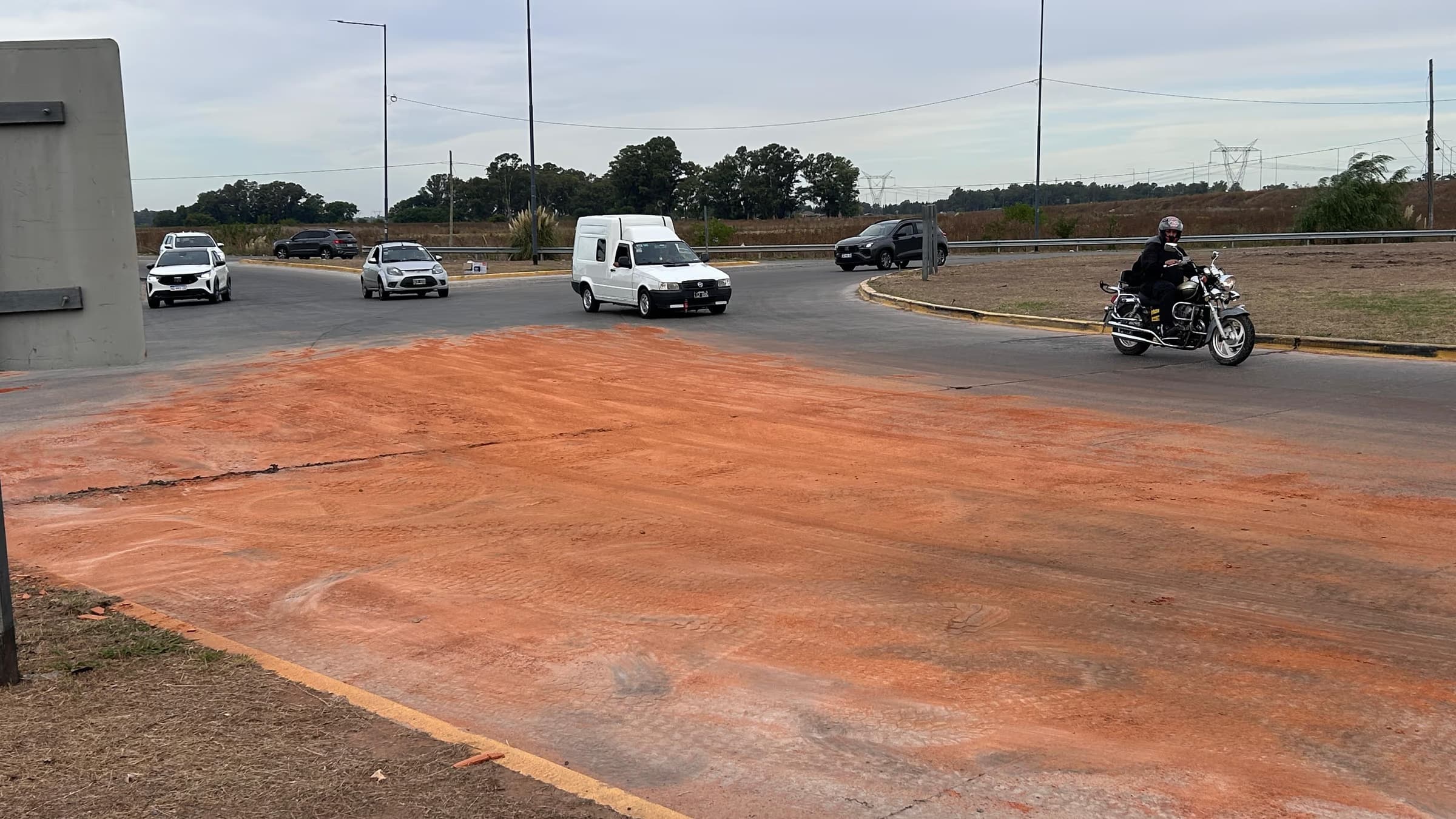 Canning: un camión volcó parte de su carga de ladrillos en la rotonda de Ruta 58 y 16