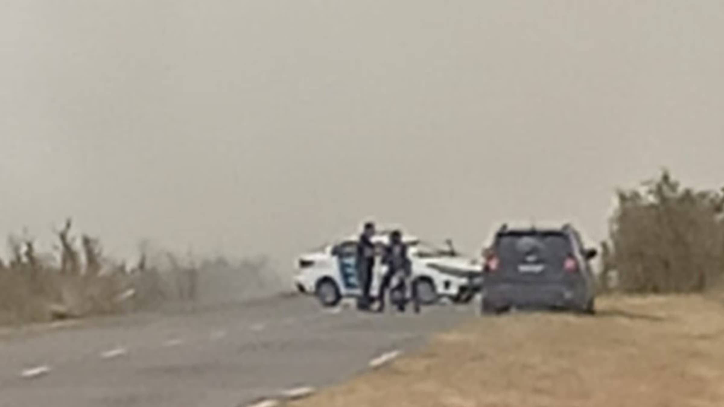 Camino de Las Latas fue cortado por un incendio de pastizales