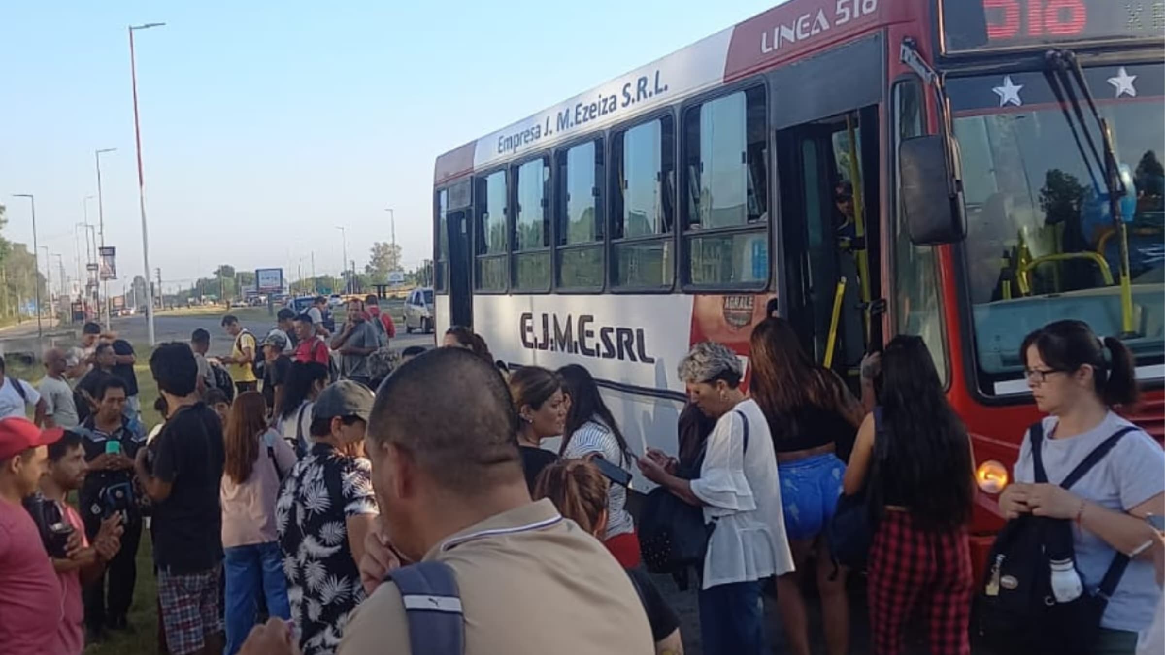 Reclamos por la línea 518: trabajadores de countries de Ruta 52 denuncian demoras y faltas de frecuencia