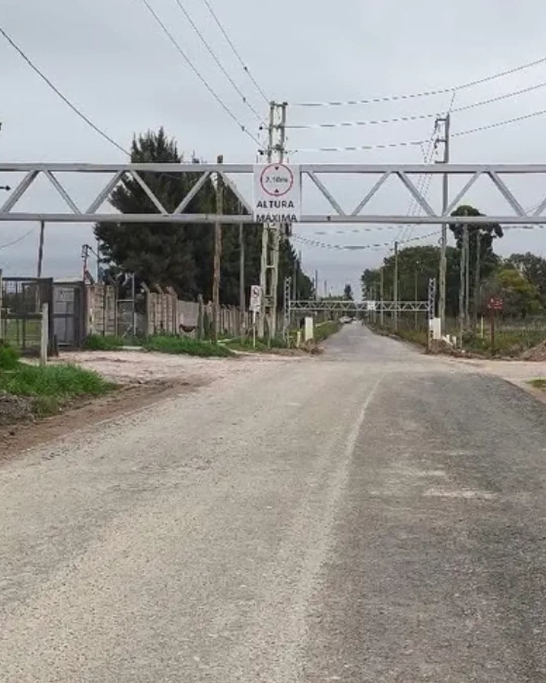 El Municipio de Ezeiza informó que elevará a 2,50 metros el limitador de altura en Los Robles