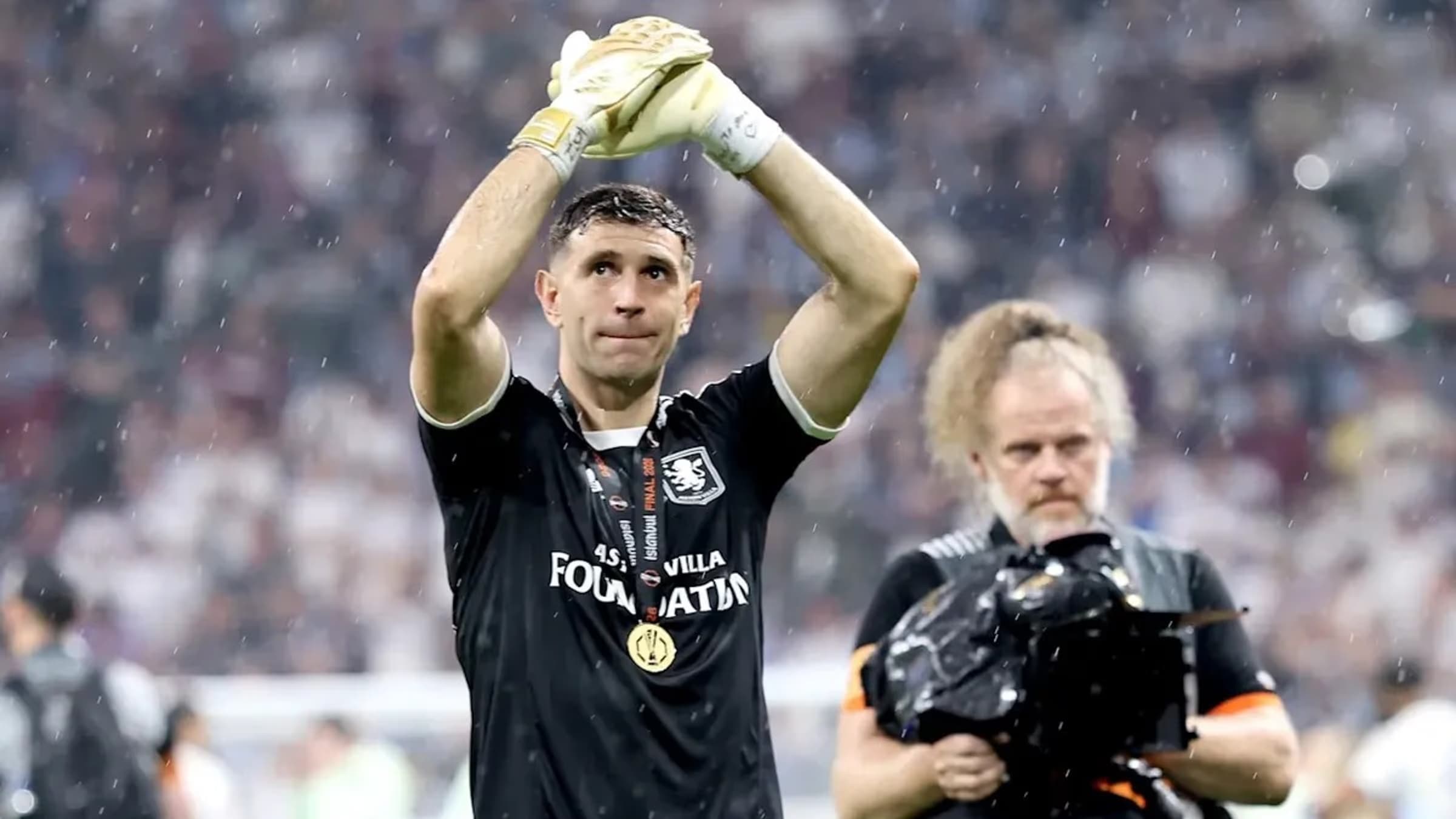Dibu Martínez reveló que jugó la final de la Europa League con un dedo roto El arquero argentino Emiliano Martínez sorprendió tras la consagración del Aston Villa en la Europa League al revelar que disputó la final con un dedo fracturado. El marplatense aseguró que sufrió la lesión durante la entrada en calor previa al partido frente al SC Freiburg, aunque decidió jugar igualmente y fue una de las figuras del encuentro.
“Me rompí el dedo”, contó el arquero luego de la victoria 3-0 en Estambul, donde el conjunto inglés consiguió su primer título europeo desde 1982. A pesar del dolor, Martínez completó los 90 minutos y tuvo intervenciones clave para mantener el arco en cero. Preocupación de cara al Mundial
La situación encendió las alarmas en la Selección Argentina, teniendo en cuenta que faltan pocas semanas para el inicio del Mundial 2026. Sin embargo, medios europeos señalaron que la lesión no sería de gravedad y que el arquero podría llegar sin inconvenientes a la cita internacional.
Tras el encuentro, el Dibu celebró junto a sus compañeros y destacó la importancia del título conseguido con Aston Villa, club en el que se convirtió en referente desde su llegada en 2020.