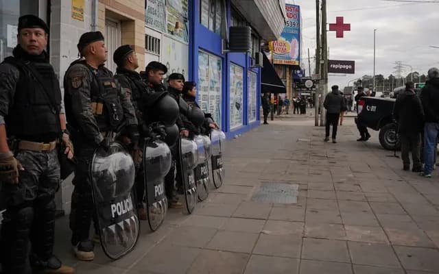 La Policía Federal desarticuló una organización acusada de montar una red de clínicas clandestinas, farmacias ilegales y falsas ambulancias en distintas localidades de La Matanza y también en Canning. En el operativo fueron detenidas 29 personas y se secuestraron medicamentos e insumos médicos valuados en más de 80 millones de pesos.
La investigación comenzó en febrero de este año por orden de la Unidad Fiscal Descentralizada N°1 de Gregorio de Laferrere y estuvo a cargo del Departamento Federal de Investigaciones. Según informaron fuentes del caso, la banda habría estado vinculada originalmente a hechos de piratería del asfalto y utilizaba fondos provenientes de actividades ilícitas para sostener una supuesta empresa de medicina prepaga llamada "Argentina Salud".
De acuerdo con la pesquisa, la organización operaba sin habilitación y contaba con personas que se hacían pasar por médicos, farmacéuticos y camilleros para atender en consultorios clandestinos ubicados en González Catán, Virrey del Pino, San Justo y Canning.
Los allanamientos
Uno de los allanamientos se realizó en una vivienda de Virrey del Pino, donde los investigadores hallaron restos de medicamentos parcialmente quemados y excavaciones sospechosas. A raíz de eso intervino personal especializado en delitos ambientales y búsqueda de evidencia, aunque hasta el momento no se encontraron restos humanos. La Justicia ordenó nuevas medidas para determinar si hubo intento de ocultamiento de pruebas.
En paralelo, vecinos y pacientes comenzaron a presentarse ante la Justicia para denunciar presuntos casos de mala praxis y tratamientos realizados por personas sin matrícula habilitante. Los investigadores sostienen que la estructura sanitaria irregular era utilizada para blanquear dinero y simular prestaciones médicas dirigidas a personas de bajos recursos.