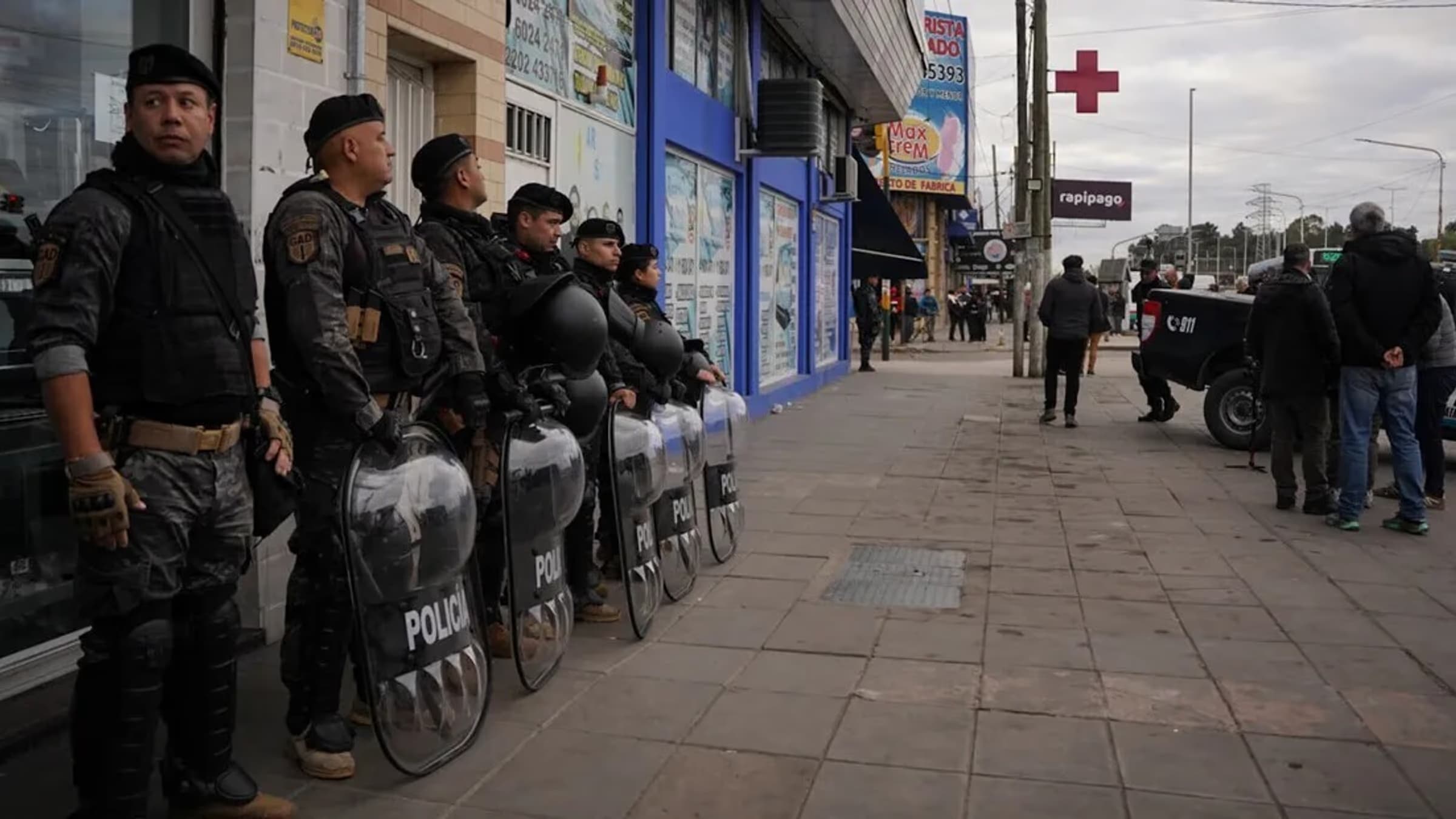 La Policía Federal desarticuló una organización acusada de montar una red de clínicas clandestinas, farmacias ilegales y falsas ambulancias en distintas localidades de La Matanza y también en Canning. En el operativo fueron detenidas 29 personas y se secuestraron medicamentos e insumos médicos valuados en más de 80 millones de pesos.
La investigación comenzó en febrero de este año por orden de la Unidad Fiscal Descentralizada N°1 de Gregorio de Laferrere y estuvo a cargo del Departamento Federal de Investigaciones. Según informaron fuentes del caso, la banda habría estado vinculada originalmente a hechos de piratería del asfalto y utilizaba fondos provenientes de actividades ilícitas para sostener una supuesta empresa de medicina prepaga llamada "Argentina Salud".
De acuerdo con la pesquisa, la organización operaba sin habilitación y contaba con personas que se hacían pasar por médicos, farmacéuticos y camilleros para atender en consultorios clandestinos ubicados en González Catán, Virrey del Pino, San Justo y Canning.
Los allanamientos
Uno de los allanamientos se realizó en una vivienda de Virrey del Pino, donde los investigadores hallaron restos de medicamentos parcialmente quemados y excavaciones sospechosas. A raíz de eso intervino personal especializado en delitos ambientales y búsqueda de evidencia, aunque hasta el momento no se encontraron restos humanos. La Justicia ordenó nuevas medidas para determinar si hubo intento de ocultamiento de pruebas.
En paralelo, vecinos y pacientes comenzaron a presentarse ante la Justicia para denunciar presuntos casos de mala praxis y tratamientos realizados por personas sin matrícula habilitante. Los investigadores sostienen que la estructura sanitaria irregular era utilizada para blanquear dinero y simular prestaciones médicas dirigidas a personas de bajos recursos.