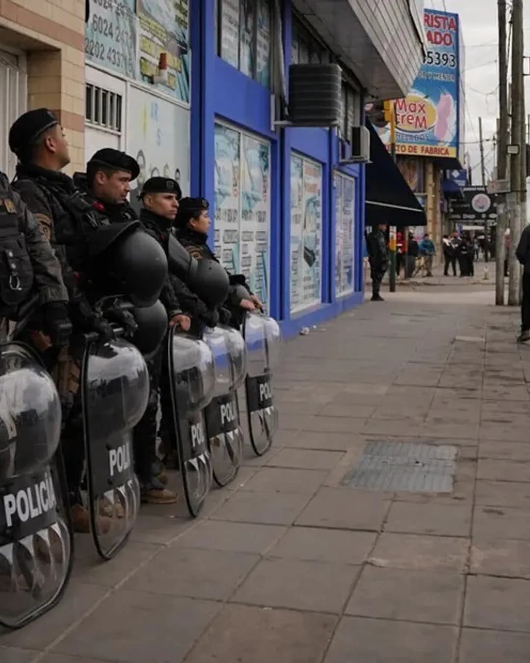 La Policía Federal desarticuló una organización acusada de montar una red de clínicas clandestinas, farmacias ilegales y falsas ambulancias en distintas localidades de La Matanza y también en Canning. En el operativo fueron detenidas 29 personas y se secuestraron medicamentos e insumos médicos valuados en más de 80 millones de pesos.
La investigación comenzó en febrero de este año por orden de la Unidad Fiscal Descentralizada N°1 de Gregorio de Laferrere y estuvo a cargo del Departamento Federal de Investigaciones. Según informaron fuentes del caso, la banda habría estado vinculada originalmente a hechos de piratería del asfalto y utilizaba fondos provenientes de actividades ilícitas para sostener una supuesta empresa de medicina prepaga llamada "Argentina Salud".
De acuerdo con la pesquisa, la organización operaba sin habilitación y contaba con personas que se hacían pasar por médicos, farmacéuticos y camilleros para atender en consultorios clandestinos ubicados en González Catán, Virrey del Pino, San Justo y Canning.
Los allanamientos
Uno de los allanamientos se realizó en una vivienda de Virrey del Pino, donde los investigadores hallaron restos de medicamentos parcialmente quemados y excavaciones sospechosas. A raíz de eso intervino personal especializado en delitos ambientales y búsqueda de evidencia, aunque hasta el momento no se encontraron restos humanos. La Justicia ordenó nuevas medidas para determinar si hubo intento de ocultamiento de pruebas.
En paralelo, vecinos y pacientes comenzaron a presentarse ante la Justicia para denunciar presuntos casos de mala praxis y tratamientos realizados por personas sin matrícula habilitante. Los investigadores sostienen que la estructura sanitaria irregular era utilizada para blanquear dinero y simular prestaciones médicas dirigidas a personas de bajos recursos.