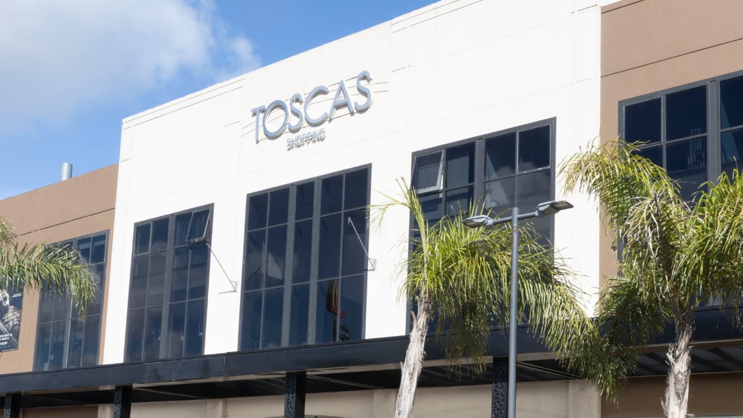 Toscas Shopping celebrará el 25 de Mayo con malambo, pastelitos y escarapelas
El centro comercial de Canning realizará una jornada especial abierta a toda la comunidad. Habrá un show de danza tradicional argentina y se repartirán pastelitos y escarapelas entre los asistentes.
En el marco de los festejos por el Día de la Patria, Toscas Shopping llevará adelante una propuesta especial para vecinos de Canning y alrededores con actividades pensadas para toda la familia. La cita será el próximo lunes 25 de mayo a las 18 en el hall central del centro comercial, donde se presentará un show de malambo.
La actividad buscará acercar al público a las tradiciones argentinas a través de una puesta en escena centrada en una de las expresiones culturales más representativas del país. El espectáculo combinará música, destreza y danza típica en un ambiente festivo y familiar.
Además del show, durante la jornada se repartirán escarapelas y pastelitos para acompañar la celebración patria y sumar un clásico sabor argentino a la experiencia.
Desde el shopping señalaron que la propuesta apunta a generar un espacio de encuentro para compartir la fecha patria con actividades vinculadas a la cultura y las costumbres nacionales.
De esta manera, Toscas Shopping se sumará a las celebraciones del 25 de Mayo con una iniciativa abierta a toda la comunidad, que combinará tradición, gastronomía y espectáculos en un mismo lugar.