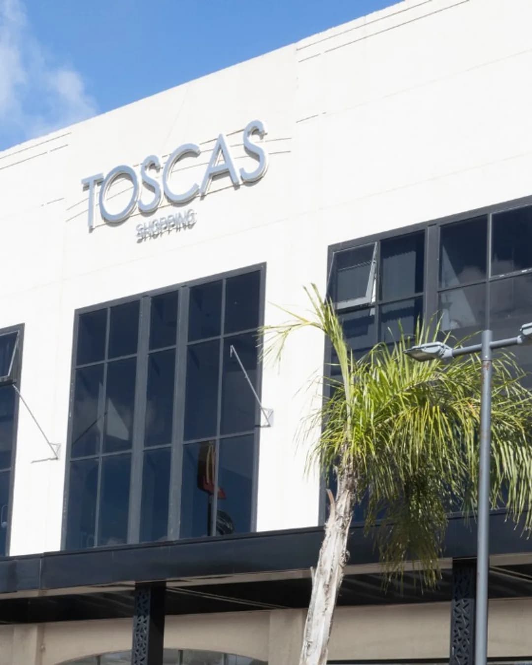 Toscas Shopping celebrará el 25 de Mayo con malambo, pastelitos y escarapelas
El centro comercial de Canning realizará una jornada especial abierta a toda la comunidad. Habrá un show de danza tradicional argentina y se repartirán pastelitos y escarapelas entre los asistentes.
En el marco de los festejos por el Día de la Patria, Toscas Shopping llevará adelante una propuesta especial para vecinos de Canning y alrededores con actividades pensadas para toda la familia. La cita será el próximo lunes 25 de mayo a las 18 en el hall central del centro comercial, donde se presentará un show de malambo.
La actividad buscará acercar al público a las tradiciones argentinas a través de una puesta en escena centrada en una de las expresiones culturales más representativas del país. El espectáculo combinará música, destreza y danza típica en un ambiente festivo y familiar.
Además del show, durante la jornada se repartirán escarapelas y pastelitos para acompañar la celebración patria y sumar un clásico sabor argentino a la experiencia.
Desde el shopping señalaron que la propuesta apunta a generar un espacio de encuentro para compartir la fecha patria con actividades vinculadas a la cultura y las costumbres nacionales.
De esta manera, Toscas Shopping se sumará a las celebraciones del 25 de Mayo con una iniciativa abierta a toda la comunidad, que combinará tradición, gastronomía y espectáculos en un mismo lugar.